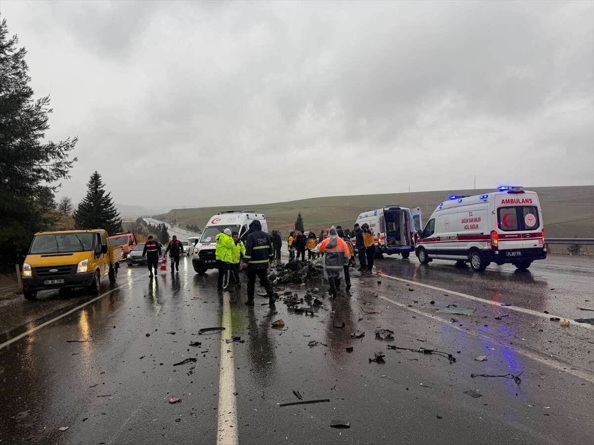 Otobüsle çarpışan otomobil adeta yok oldu! 3 ölü, 3 yaralı var 10